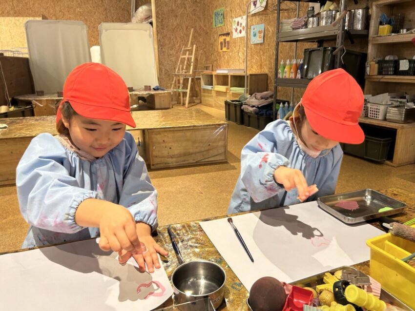６月１９，２０日で５歳児がお泊り保育をしました。
小学校に進学する前に自立支援の一環として行っています。
家族以外の人でも信頼関係や愛着関係が育つと安心して過ごせることを実感していました。そして、いつも当たり前に自分の傍に居るお父さんや、お母さん兄弟と離れてみると、改めてその存在の大切さに気付き、自然と感謝の心が育まれたようでした。
リンクから様子をご覧下さい♪