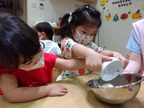 チーズ芋もちの食育を行いました！
じゃがいもを潰し、チーズと片栗粉を入れて形成しました！もみもみ潰して自分の好きな形にして楽しそうに行っていました。
できあがった芋もちに醤油と青のりをトッピングして「おいしい！おいしい！」と言いながら食べていました🤩
年齢に合わせた環境の中で、様々な体験・経験ができるように意識して保育します。