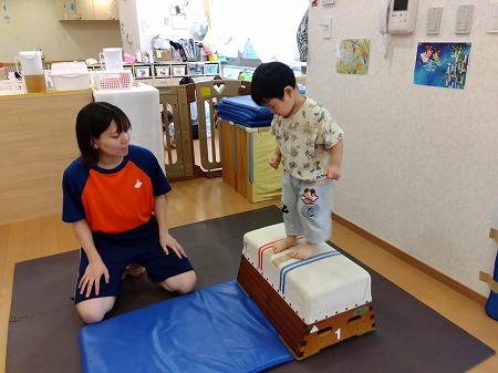 高さの異なる場所から降りる動きを楽しみました。 自分でタイミングを考えて跳ぶことで瞬発力や平衡性、 挑戦する気持ちが育まれています！ ２歳児めろん組のお子さまはジャンプをする際に 目印に足を揃えてジャンプをすることを意識していました。
