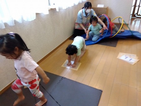 雑巾がけには、”足を蹴りだす”や”手を前につく”といった動きがあります。 この動きはジャンプをするときの動きに繋がっています！