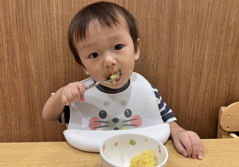 スプーン使って食べる練習もしているよ！上手でしょ？