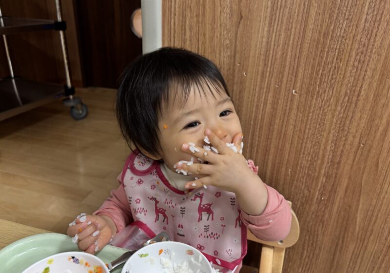 おててで食べるのも美味しいね♡一人で食べたい時期に突入しました！