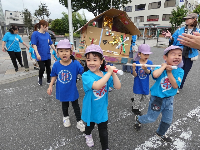 以上児組が作ったおみこし　わっしょい！