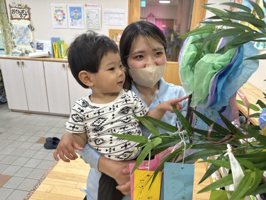 全員でお子さまを保育します