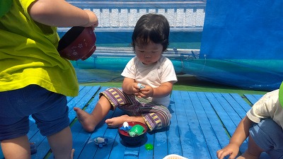 水遊びが始まり、子どもたちは初めて出会う玩具に興味津々！
