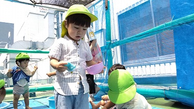 流れる水、やわらかな水の感触、勢いよく飛び出す水など、さまざまな水の表情に触れながら、子どもたちは夢中になって遊んでいます。
これからも「流す」「すくう」「かける」といった遊びをたっぷり楽しみながら、水ならではの心地よさや面白さを存分に味わっていきたいと思います。子どもたちのたくさんの笑顔があふれる水遊びの季節になりそうです。✨🌈💧