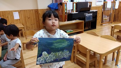 iPadでさまざまな星の写真や映像を見ながら、思い描いた星空を表現する造形遊びもしました。
造形遊びでは筆だけでなく、さまざまな素材を使ったり、歯ブラシで絵の具を飛ばす「スパッタリング」という技法を取り入れたりして、一人ひとりが自由な発想で星空を描きました。子どもたちの個性あふれる素敵な星空の絵画がたくさん完成しました🌟