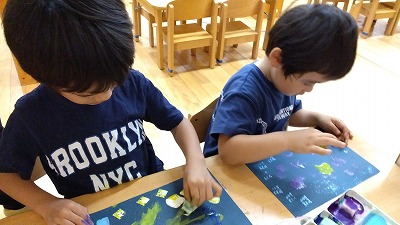 ぽけっとランド市ヶ谷保育園では、季節の行事を大切にしながら、子どもたちの興味や発見を広げる活動を行っています。
今月は、七夕にちなんだ行事を楽しみました。
3歳児のほし組さんは、先生から七夕のお話を聞く中で、自分たちのクラス名にもなっている「星」に興味を持った様子でした。