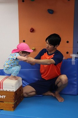 2歳児さんの体操教室では、三幸学園「スポーツ保育園キッズ大陸」の先生にご指導いただいています。

