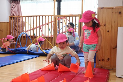 運動遊具を組み合わせながら、一人ひとりの「やってみたい！」という意欲を大切にし、自分の力で体を動かす楽しさを味わえるよう活動を進めています。初めは少しドキドキしていた子も、繰り返し挑戦する中で自信をつけ、生き生きとした表情を見せてくれています。
また、体を動かす楽しさを知るだけでなく、転びそうになった時に手をついて体を支えるなど、自分の身を守る力も少しずつ身に付けてほしいと願っています。
園でも先生たちが日々の保育の中に運動遊びを取り入れながら、子どもたちの成長をサポートしています。運動会では、そんな子どもたちの頑張る姿や成長した姿を、保護者の皆様にもご覧いただければと思っています。


