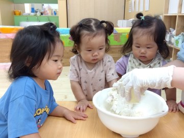【０歳児クラス】いろいろな感触を楽しんでいます♪
