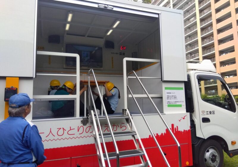 午後は起震車体験のご参加ありがとうございました。震度６～７の体験に職員も参加しました。