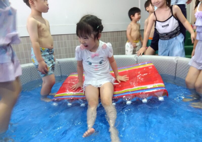 ペットボトルイカダ乗れるかな…？