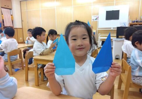 ４歳児クラス「折り紙でしずくを折ったよ！」