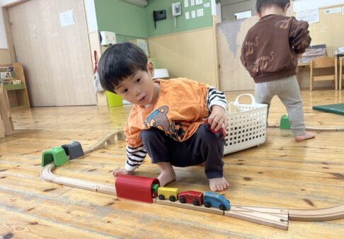 【2歳児クラス】それぞれの「あそび」を楽しんでいます