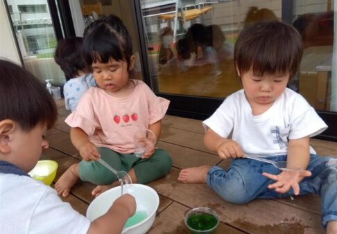 １歳児、色水遊び★