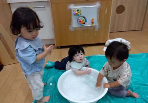 0歳児　初めて泡遊び！