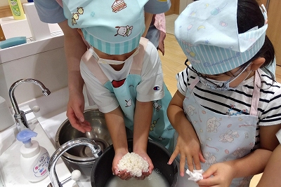 ５歳児　初めてのお米研ぎに挑戦！！