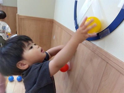 １歳児　大好きなボール遊びをしたよ！