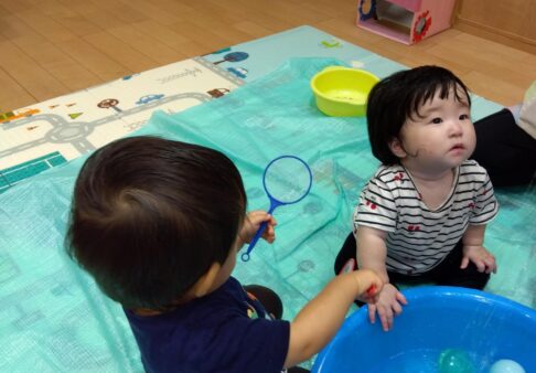 ０歳児　初めての水遊び