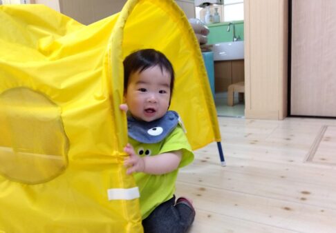 【０歳児クラス】たくさん身体を動かして遊んでいます