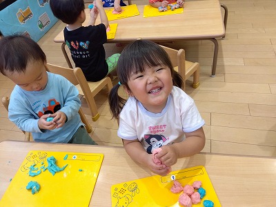 2歳児　小麦粉粘土であそびました！