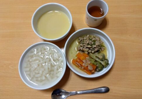 ０歳児「おいしいごはん😋」