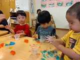 感触遊び（寒天）をしたよ　2歳児