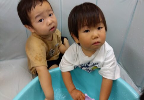 1歳児　室内で水遊びしました！