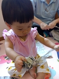 初めての新聞紙遊び♪　0歳児