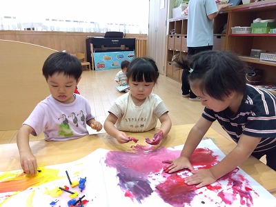 2歳児　氷絵の具でお絵かき！