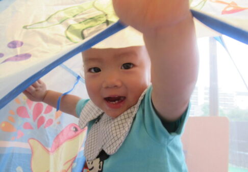 1歳児「お部屋のなかでも元気いっぱい✨」