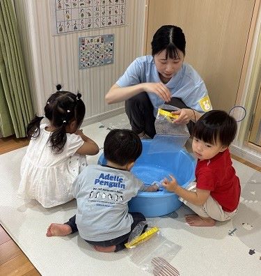 姉妹校、名古屋こども専門学校とのコラボ企画を開催しました🥳

在園児も参加し、学生のみなさんと一緒に遊び場でさまざまな遊びを楽しみました。子育て支援イベントを通して、姉妹校との交流や連携の様子を見ていただけたかと思います。
その後は保育園へ移動して夏ならではの金魚すくいを楽しみました。夢中になって金魚をすくおうとする姿や、すくえた瞬間のうれしそうな笑顔がとても印象的でした。中には手で捕まえようと挑戦したりする子どももいて、「とれたー！」という声が聞けたりと大盛り上がりでした🙌
暑い中ご参加いただいたみなさま、ありがとうございました。

今後も親子で楽しめる子育て支援イベントを企画していきます。年間の子育て支援イベントはHPでご案内しています。ご予約はお電話で受け付けていますので、ぜひお気軽に遊びにいらしてください🥰

これからも、私たちの約束に基づいて一人ひとりの「やってみたい！」「やってみよう！」という気持ちを大切にし、子どもたちが主体的に楽しく遊べる保育環境を提供していきます。