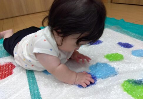 ０歳児　制作・感触遊び