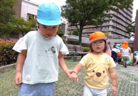２歳児　ぱんだ組　「きりん組さんとのお散歩」