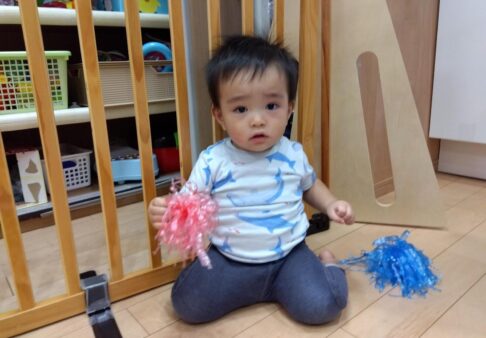 ０歳児　すずらんテープ遊び