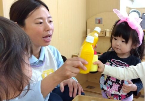 【1歳児クラス】おままごとの様子