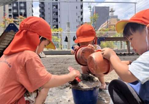 【2歳児クラス】おもいきり水遊び！