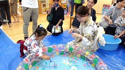 ８月１日（土）に夏祭りを開催しました。
魚釣りや、ヨーヨー釣り、射的にボーリング。
様々なコーナーを楽しみながらお祭りの楽しい雰囲気を味わっている子どもたち。
楽しみながらも年齢に合った経験の中で培われる要素があります。