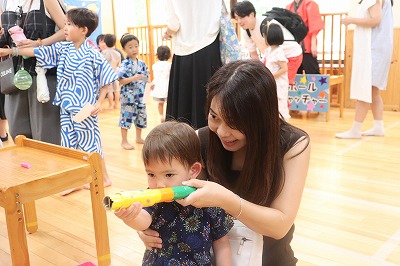 夏祭りでは、プラバン作りや射的に挑戦しました！射的では的をしっかりと見つめ、真剣な表情で狙う子どもたちの姿がとても印象的でした。

プラバン作りでは、自分で描いた絵がオーブントースターの中で少しずつ縮み、形を変えていく様子に興味津々。完成した作品を手に取ると、嬉しそうな笑顔がたくさん見られました。

ぽけっとランド市ヶ谷保育園では、夏祭りをはじめとしたさまざまな行事を通して、保護者の皆さまと一緒に楽しい経験を積み重ねています。その中で「好き！」と思えることをたくさん見つけ、自信や興味を広げていってほしいと願っています。

こうした経験の積み重ねが、子どもたちの新たな可能性や成長の芽生えにつながっていくと感じています。今後も、ワクワクする体験を大切にしながら、一人ひとりの成長を見守っていきたいと思います。