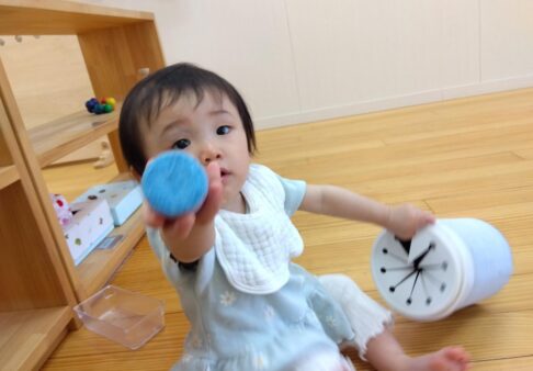 ０歳クラス　室内遊び