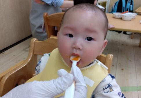 【０歳児】離乳食からお昼寝までの様子