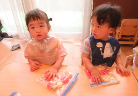 1歳児「フルーツジュース作り🍌🍉」