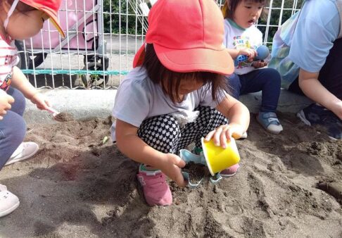 1歳児　砂遊びをしたよ！
