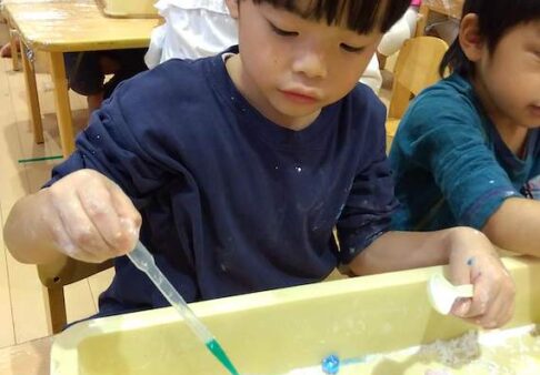 ５歳児　くじら組　「片栗粉粘土の実験」